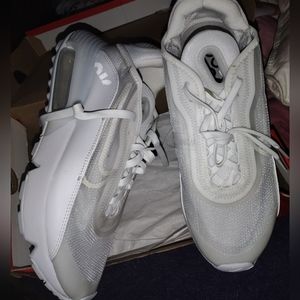 Women's Nike Air Max 2000  size 8.5